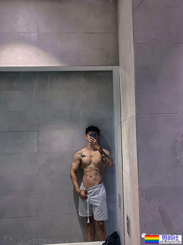 集体育生＋美术生于一体的腹肌男人 - 51虹马