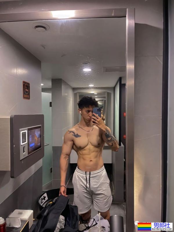 集体育生＋美术生于一体的腹肌男人 - 51虹马