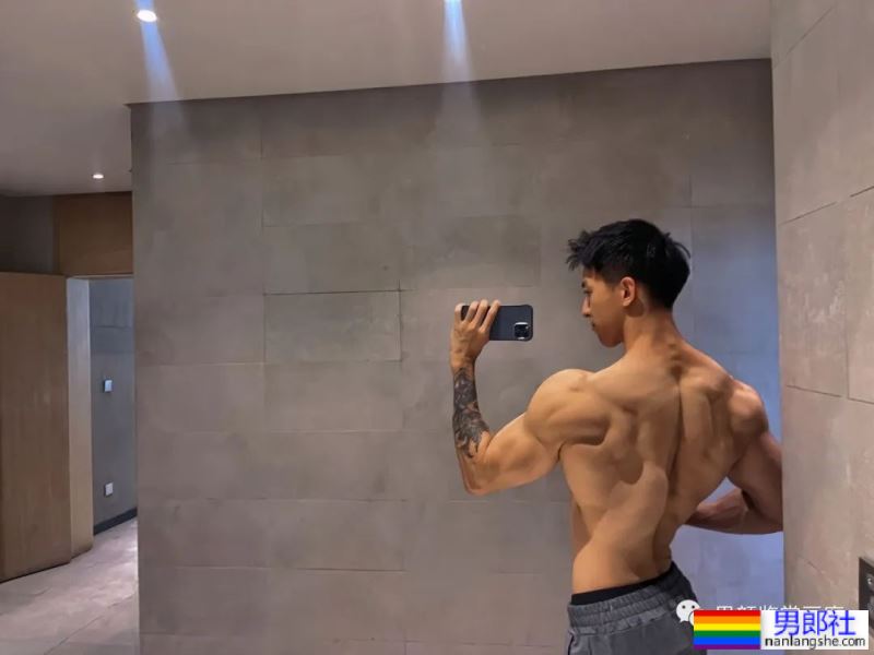 集体育生＋美术生于一体的腹肌男人 - 51虹马