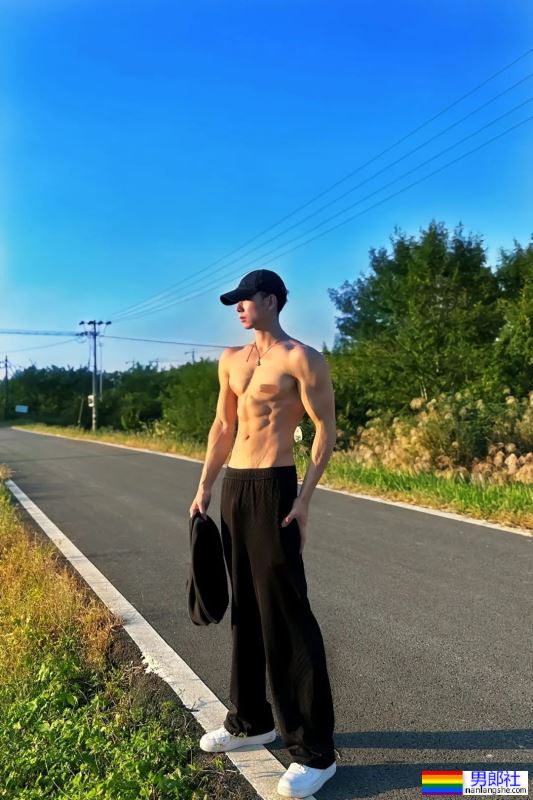浙江183CM的男模，穿灰裤子真好看！ - 51虹马