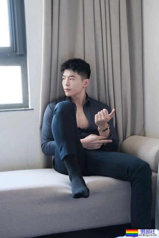 183cm斯文帅气正装男同事，私底下拍照居然这么野？！ - 51虹马