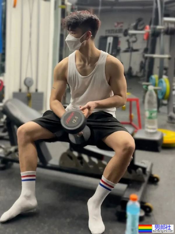 馋坏了，白袜黑皮体育生 - 51虹马