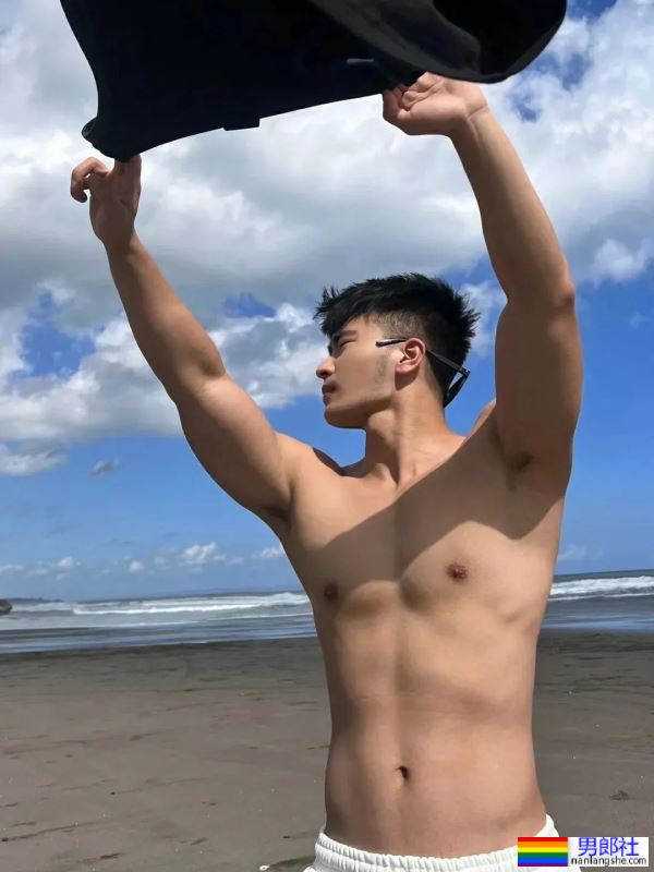 馋坏了，白袜黑皮体育生 - 51虹马