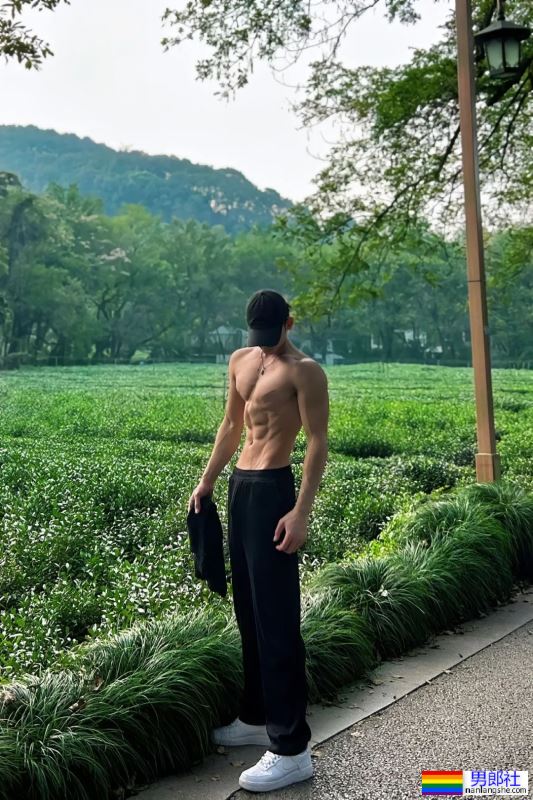 浙江183CM的男模，穿灰裤子真好看！ - 51虹马