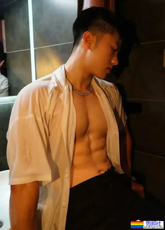 寂寞难耐的肌肉男，孤独在家有多性感 - 51虹马