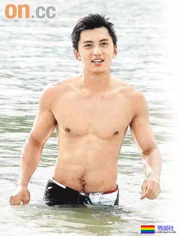 香港先生因《新闻女王》翻红，早期泳装照立马就被扒了出来！ - 51虹马