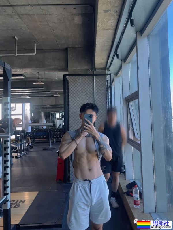 集体育生＋美术生于一体的腹肌男人 - 51虹马