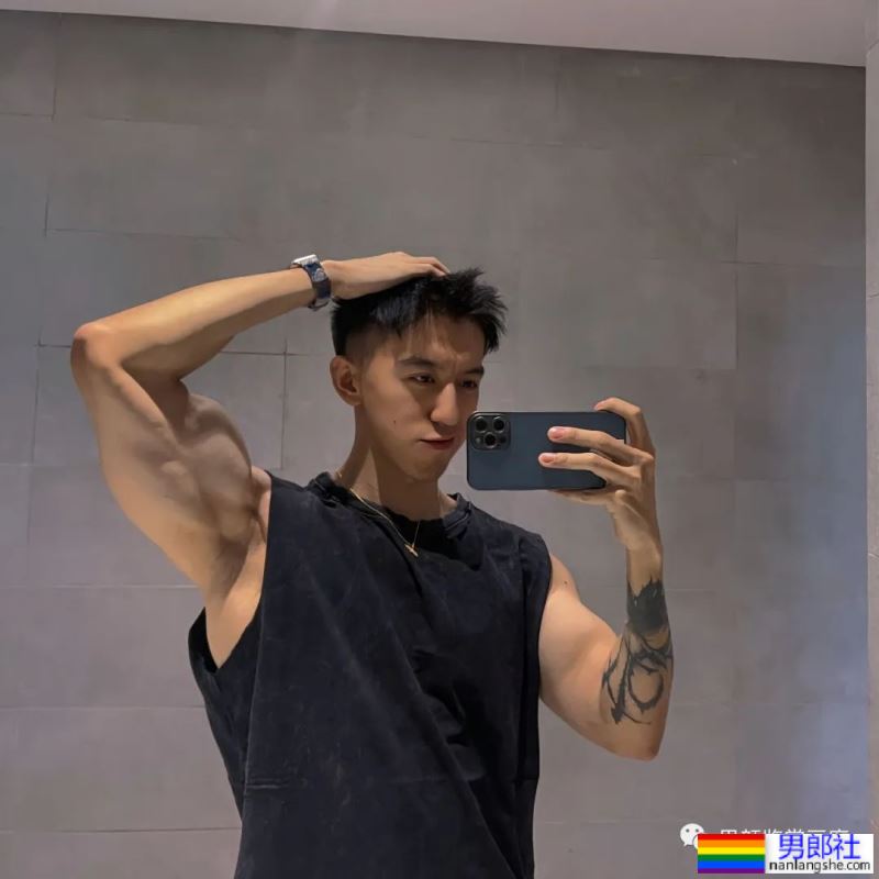 集体育生＋美术生于一体的腹肌男人 - 51虹马