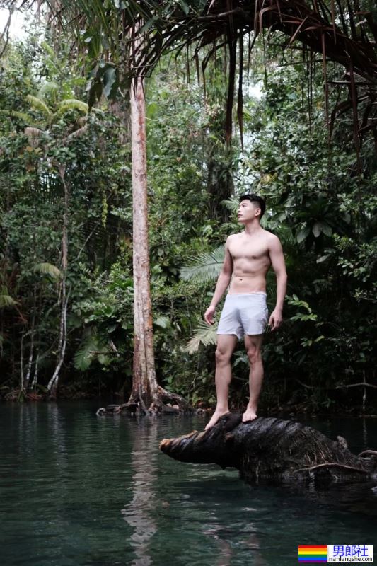 183cm斯文帅气正装男同事，私底下拍照居然这么野？！ - 51虹马