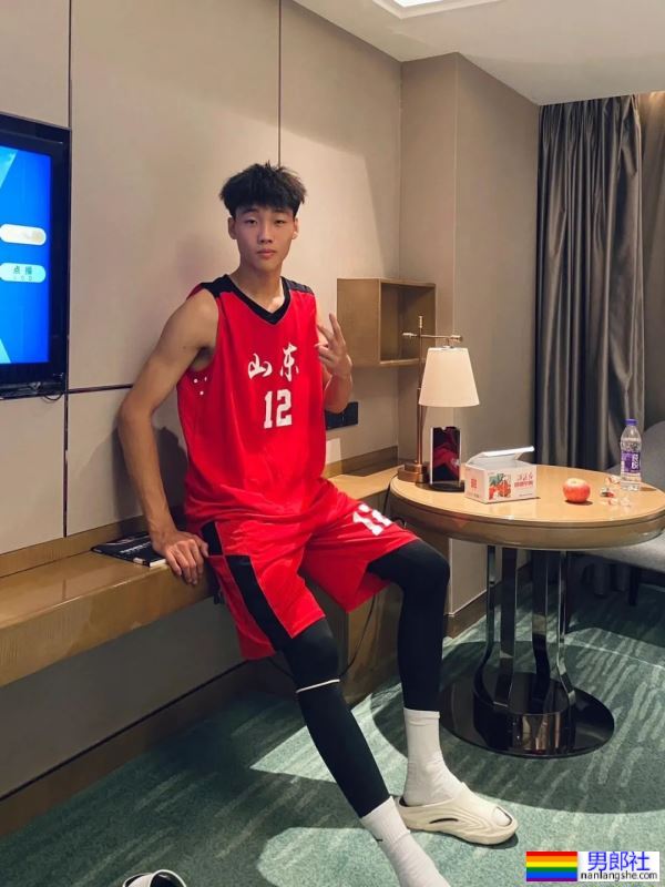 身高203，黑皮篮球体育生 - 51虹马