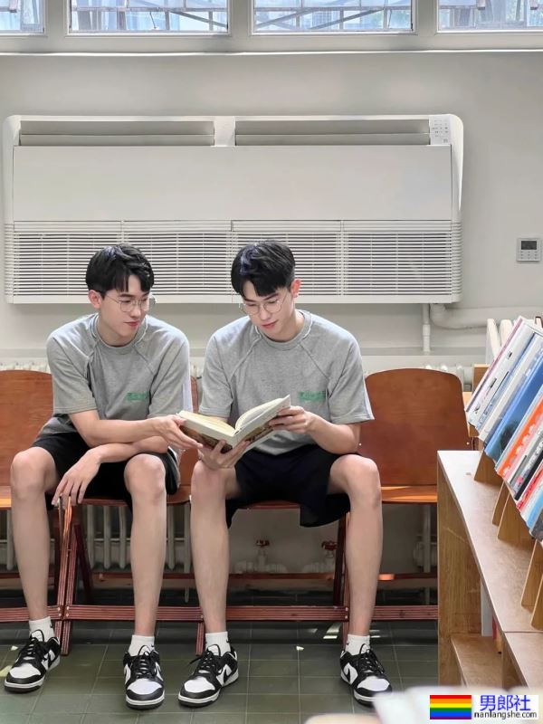 两个大长腿帅哥 - 51虹马