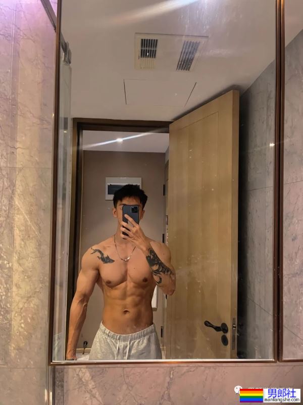 集体育生＋美术生于一体的腹肌男人 - 51虹马