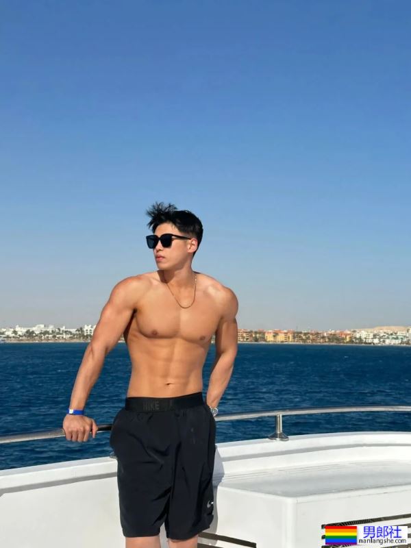 黑皮壮硕肌肉帅哥 - 51虹马