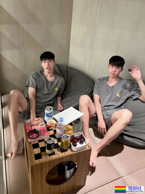 两个大长腿帅哥 - 51虹马