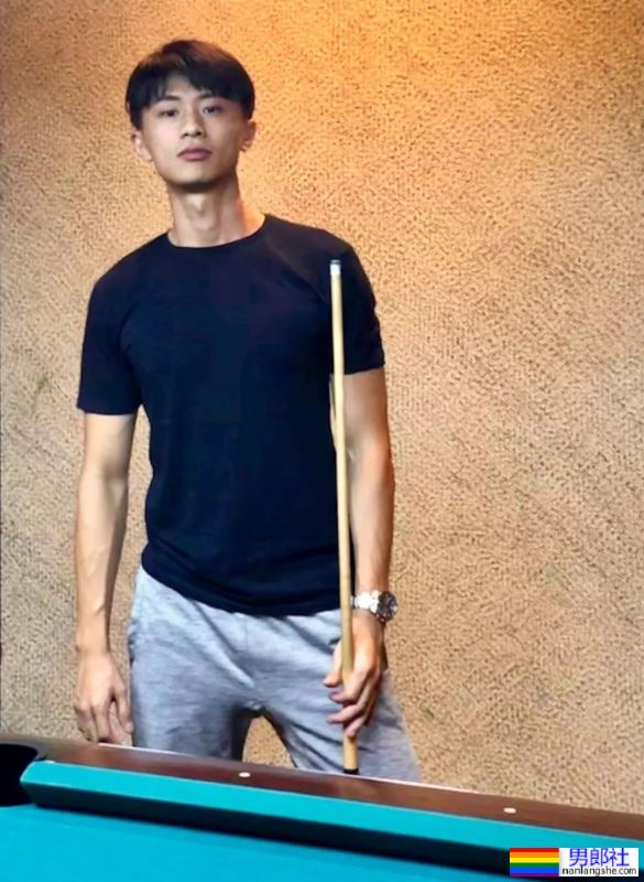 瘦瘦的台球小哥衣服下面居然藏着大胸肌 - 51虹马