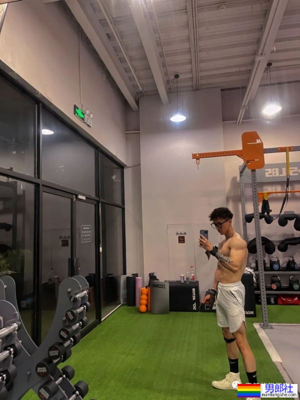 集体育生＋美术生于一体的腹肌男人 - 51虹马