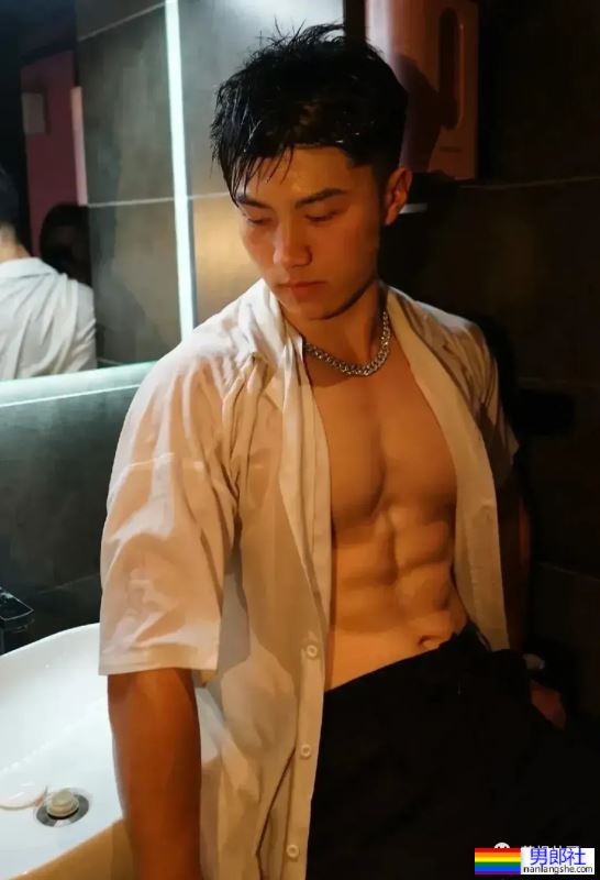 寂寞难耐的肌肉男，孤独在家有多性感 - 51虹马