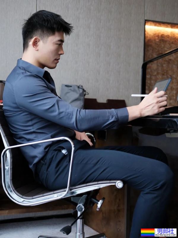 183cm斯文帅气正装男同事，私底下拍照居然这么野？！-51虹马