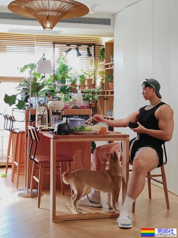 大块头肌肉男 - 51虹马