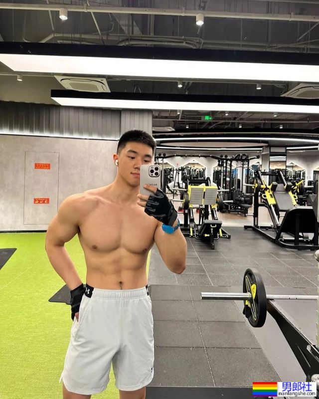 火到湾湾！被称浓眉肌肉底迪的他也太可了！ - 51虹马