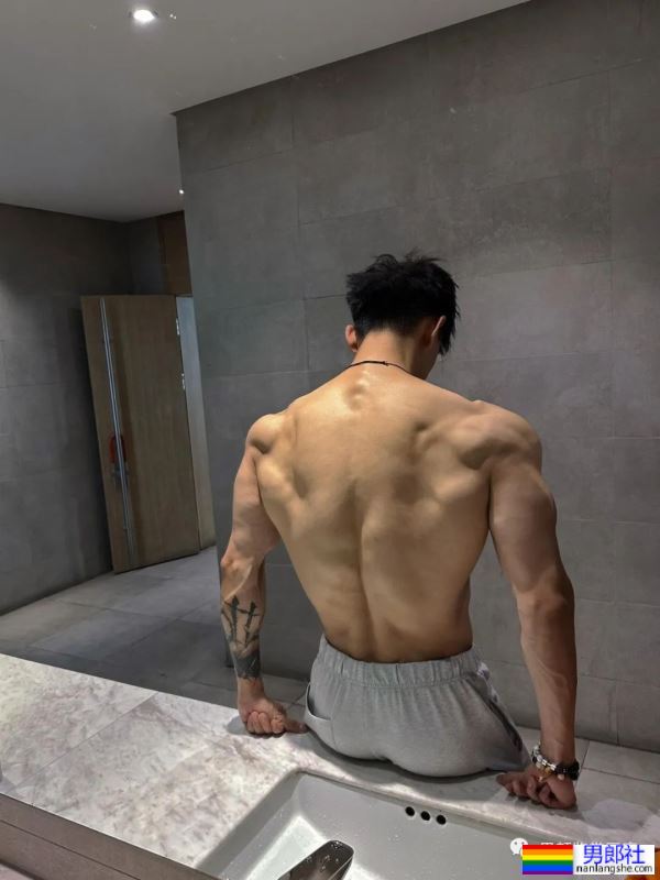 集体育生＋美术生于一体的腹肌男人 - 51虹马