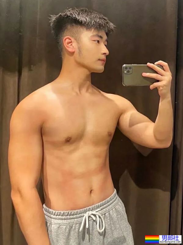 馋坏了，白袜黑皮体育生 - 51虹马