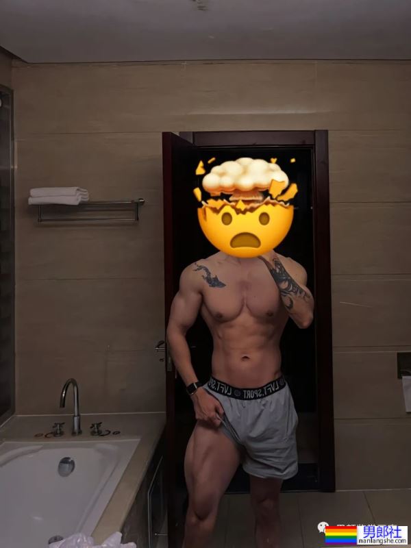 集体育生＋美术生于一体的腹肌男人 - 51虹马