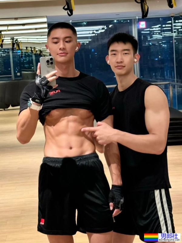 瘦瘦的台球小哥衣服下面居然藏着大胸肌 - 51虹马