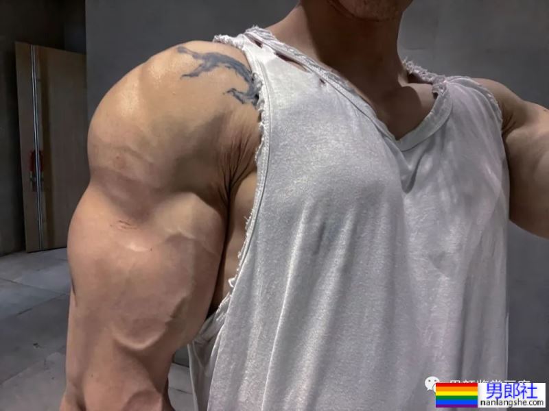 集体育生＋美术生于一体的腹肌男人 - 51虹马