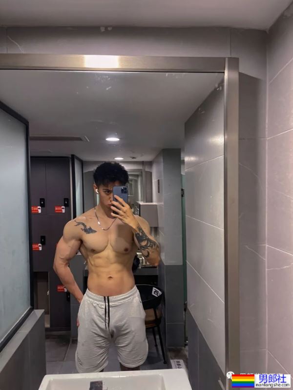 集体育生＋美术生于一体的腹肌男人 - 51虹马