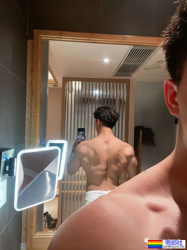 集体育生＋美术生于一体的腹肌男人 - 51虹马