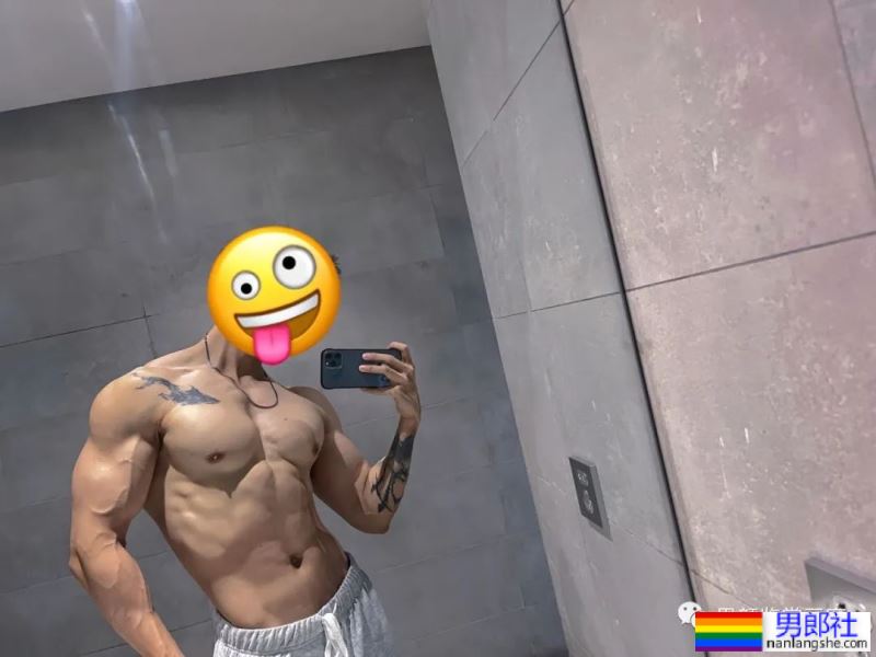 集体育生＋美术生于一体的腹肌男人 - 51虹马