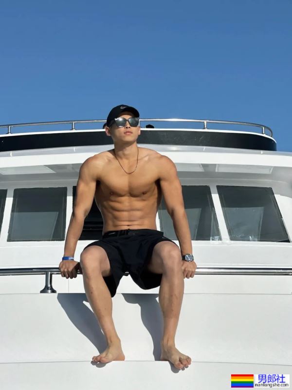 黑皮壮硕肌肉帅哥 - 51虹马