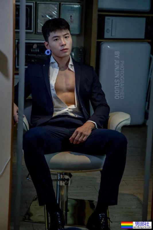 183cm斯文帅气正装男同事，私底下拍照居然这么野？！ - 51虹马