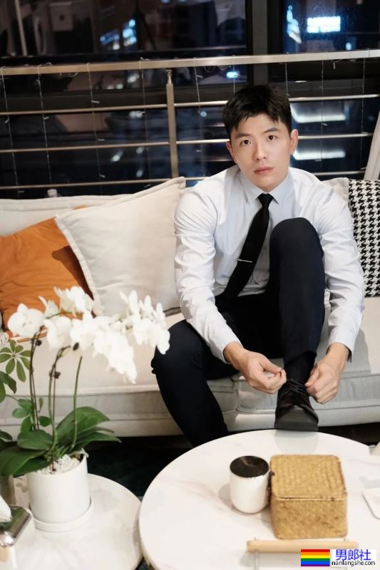 183cm斯文帅气正装男同事，私底下拍照居然这么野？！ - 51虹马