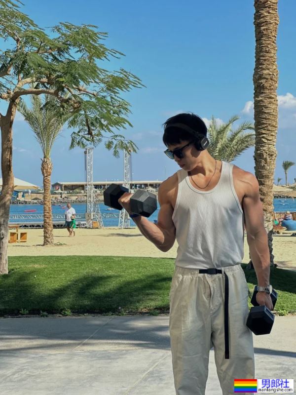 黑皮壮硕肌肉帅哥 - 51虹马