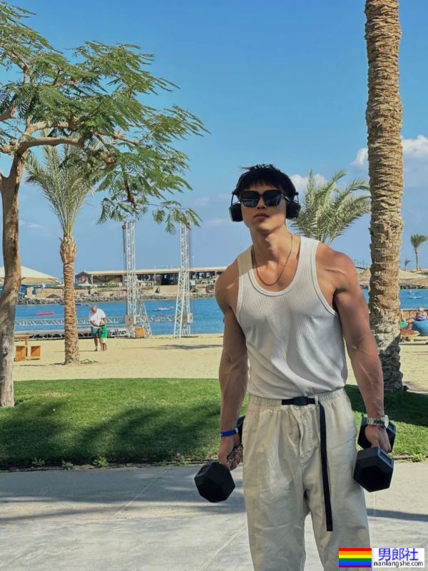 黑皮壮硕肌肉帅哥 - 51虹马