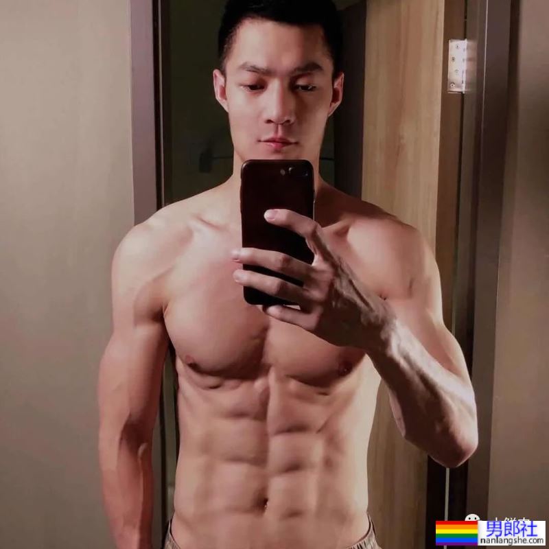 大肌8%体脂医生拍写真大片，网友直呼新老公超可！ - 51虹马