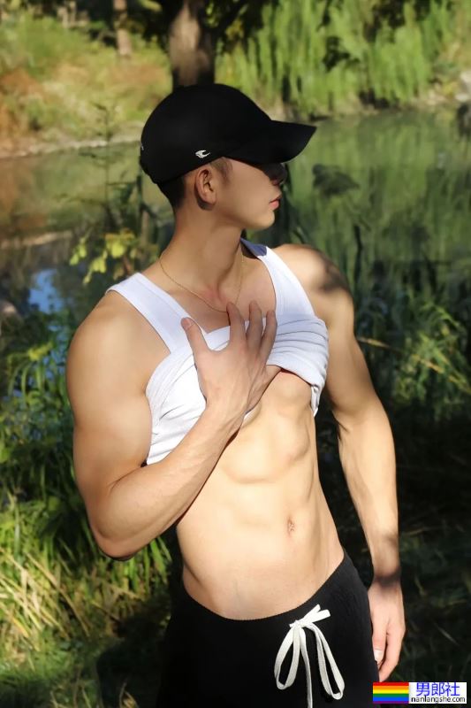 浙江183CM的男模，穿灰裤子真好看！ - 51虹马