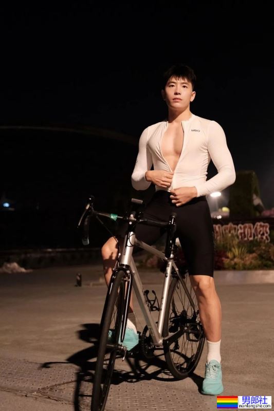 183cm斯文帅气正装男同事，私底下拍照居然这么野？！ - 51虹马