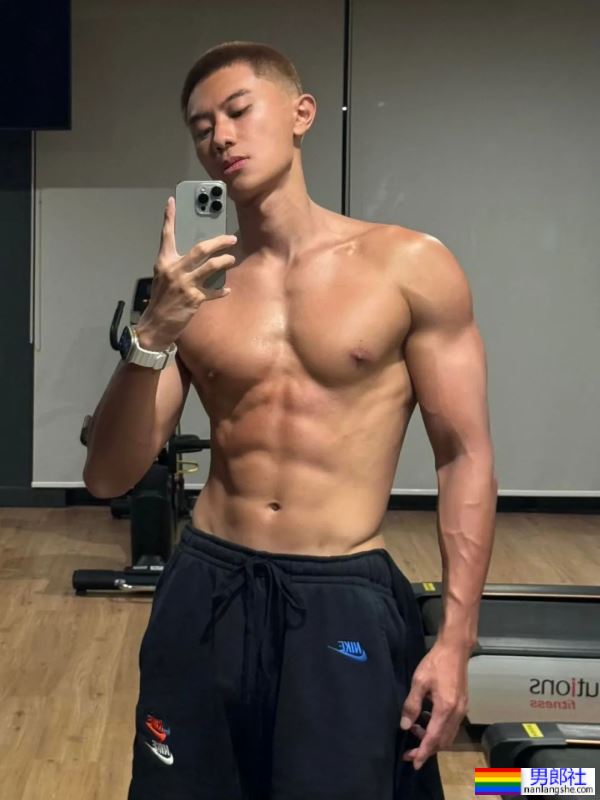 瘦瘦的台球小哥衣服下面居然藏着大胸肌 - 51虹马