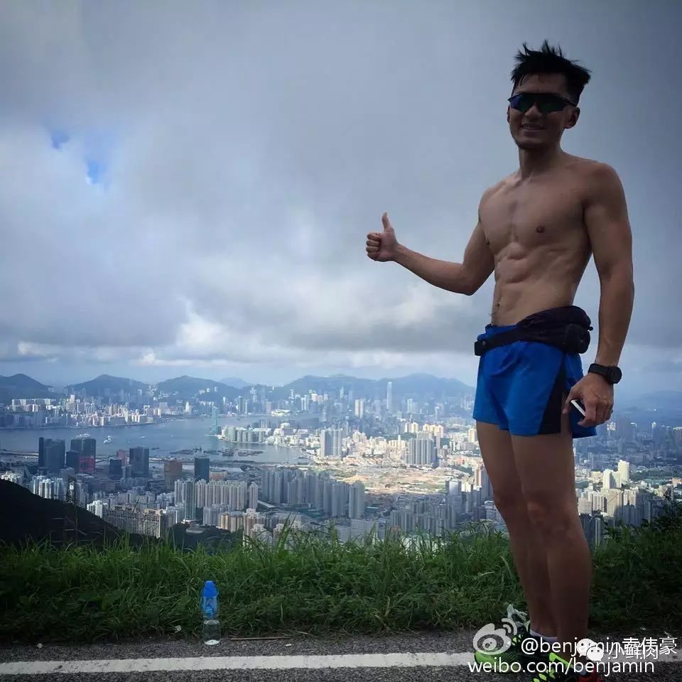 香港先生因《新闻女王》翻红，早期泳装照立马就被扒了出来！ - 51虹马