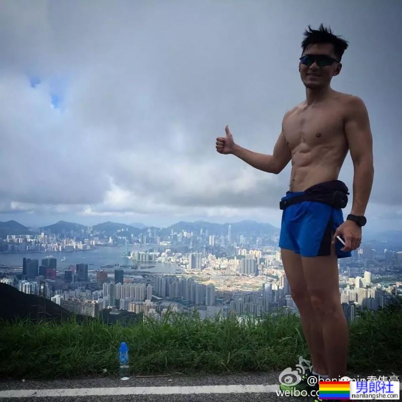 香港先生因《新闻女王》翻红，早期泳装照立马就被扒了出来！ - 51虹马