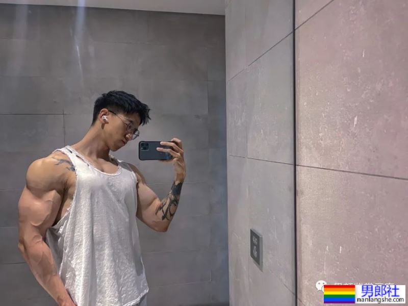 集体育生＋美术生于一体的腹肌男人 - 51虹马