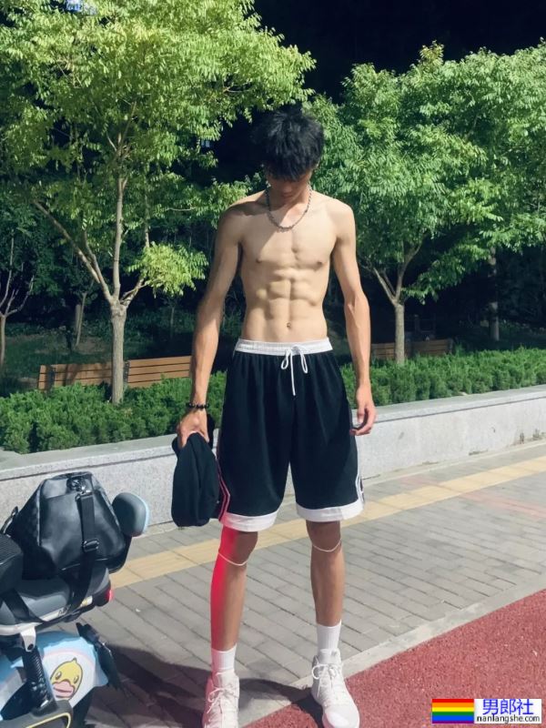 身高203，黑皮篮球体育生 - 51虹马