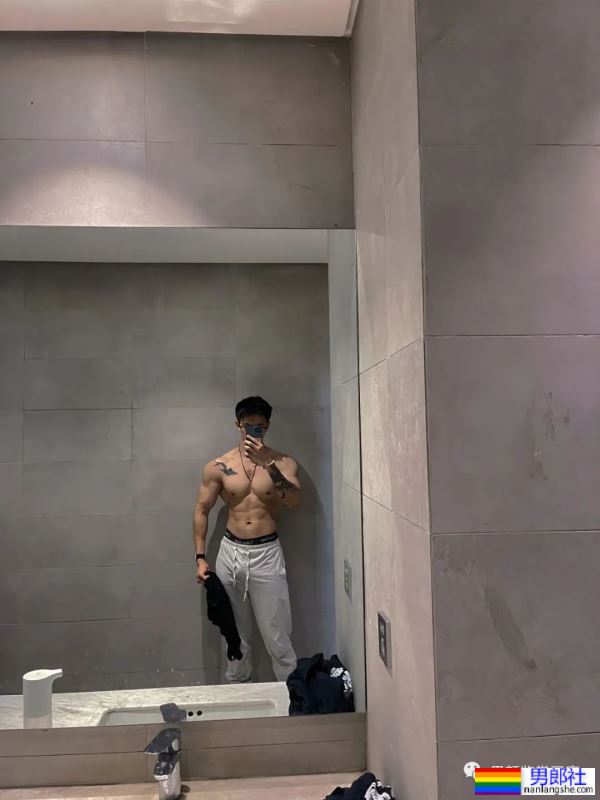 集体育生＋美术生于一体的腹肌男人 - 51虹马