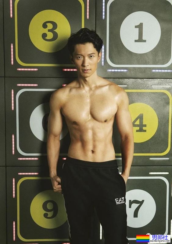 香港先生因《新闻女王》翻红,早期泳装照立马就被扒了出来!-51虹马