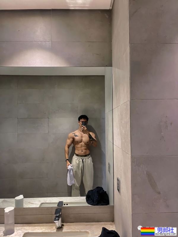 集体育生＋美术生于一体的腹肌男人 - 51虹马