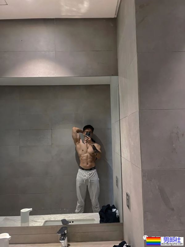 集体育生＋美术生于一体的腹肌男人 - 51虹马