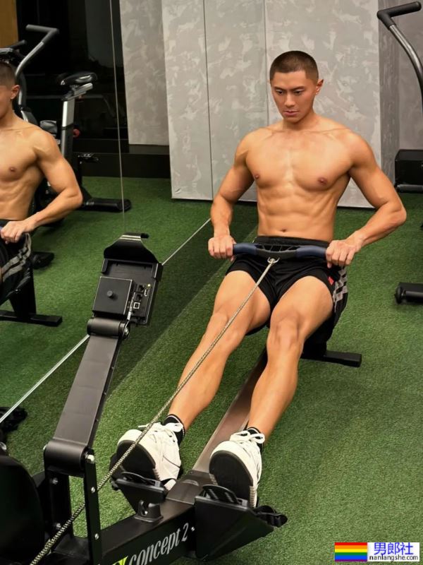 瘦瘦的台球小哥衣服下面居然藏着大胸肌 - 51虹马